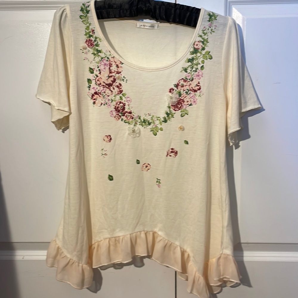 Short sleeve A-line tank with printed floral design and rosette embellishment
